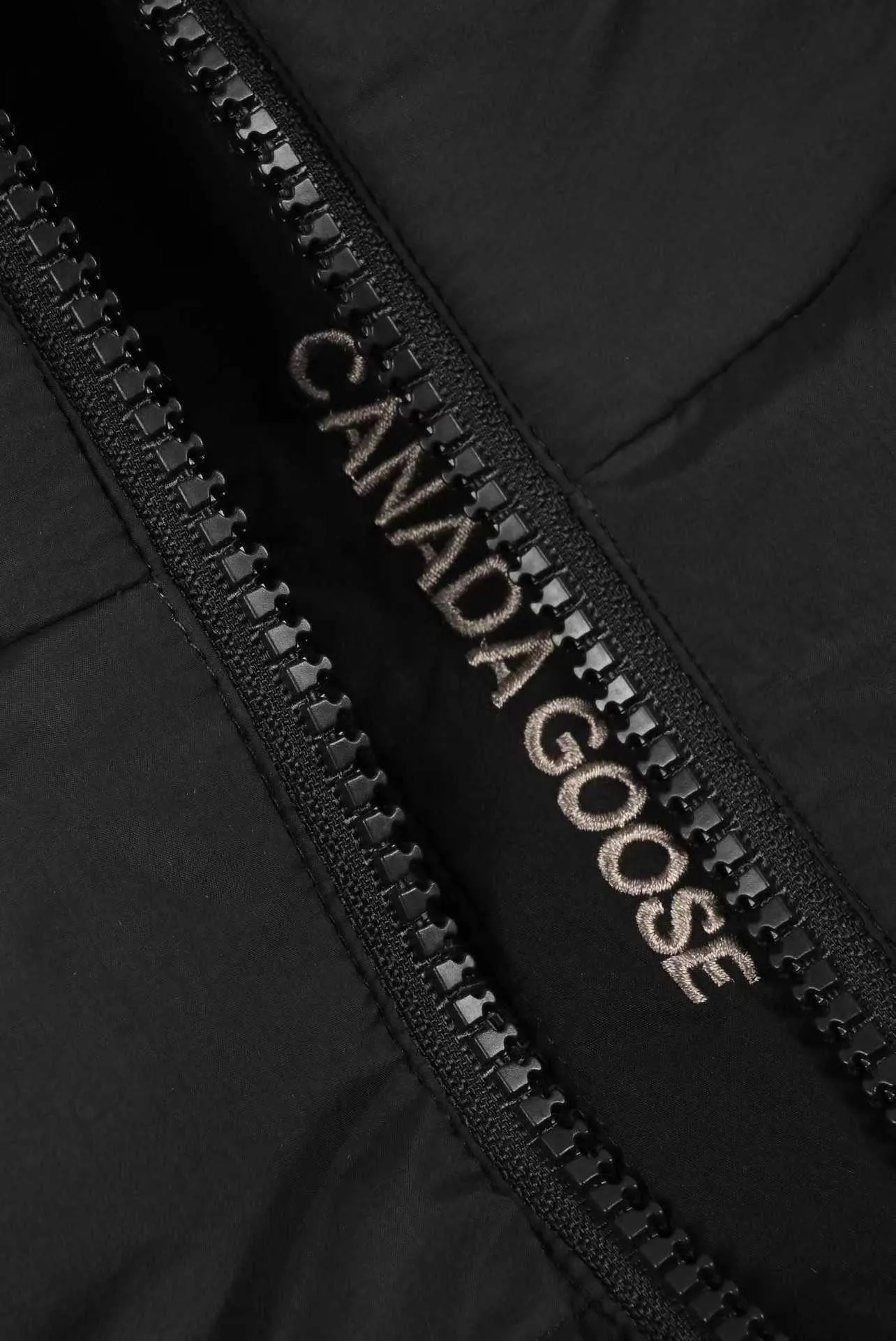 P800 Canada Goose Black Label Down Jacket The goose black label down jacket is a must-have in the outerwear world! The latest designer styles! The goose down jacket has always been a popular element of fashion and is loved by experts from all walks of life! Fashionable hooded cut, high-end customer-supplied fine goose down, high resilience, smooth zipper, strong and firm. Pockets on both sides can store small items, free your hands, and you can go out without worries. It can also meet the need of putting your hands in your pockets👏👏Produced by Big Goose, it can be used as a group uniform by many celebrities. This down jacket uses a double-layer anti-down lining design, which has strong windproof performance and will be very warm in winter! New standard 90% goose down filling, high fluffiness, windproof hooded design. When walking outdoors, pull the collar to the highest position, put your hands in the pockets and it will be very warm. It can be easily controlled by all body types! The interior is equipped with an elastic snow skirt design for better wrapping. The simple and neat style design highlights the masculine temperament. The impeccable style is classic and never goes out of style. It is warm and practical, and it is versatile! You can enter with your eyes closed! Size S-XXL